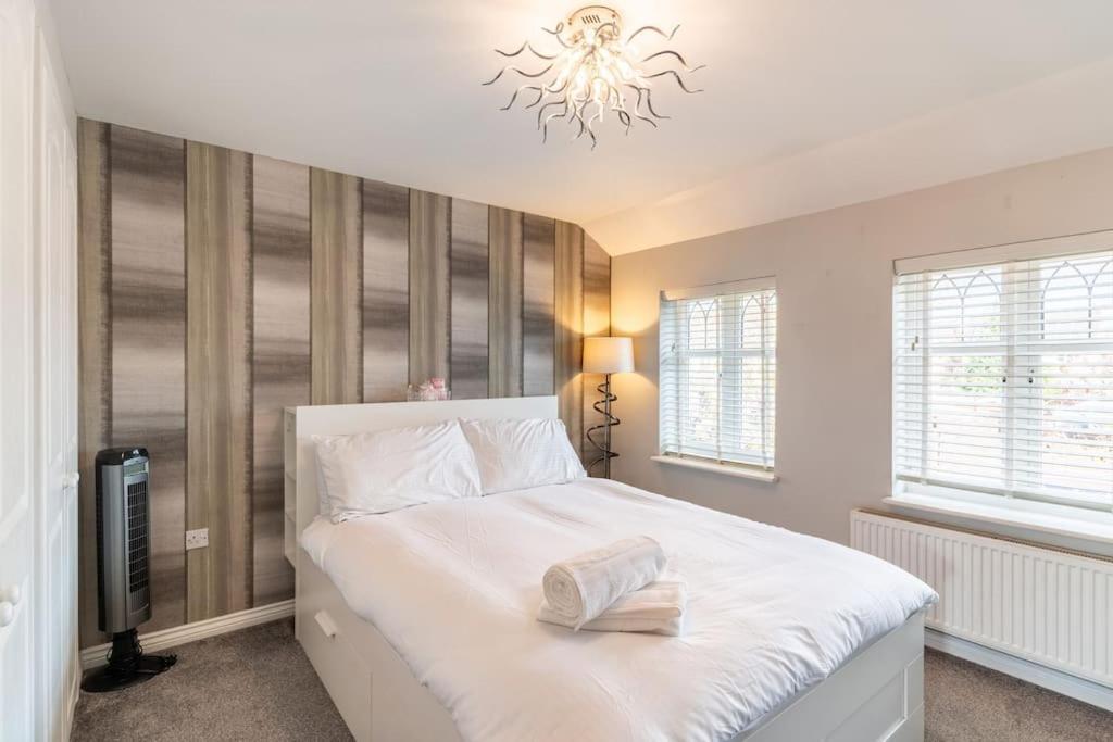 Spacious 3-bed - Nature Reserve Retreat Holiday home Ince-in-Makerfield