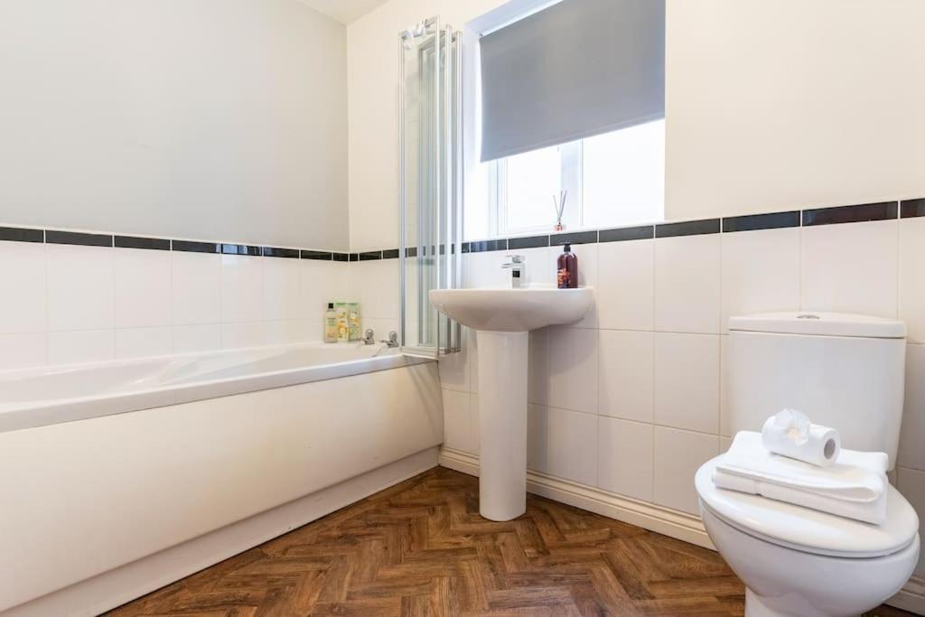 Spacious 3-bed - Nature Reserve Retreat Ince-in-Makerfield