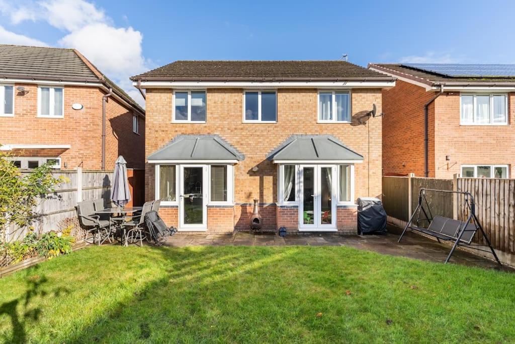 Spacious 3-bed - Nature Reserve Retreat Ince-in-Makerfield