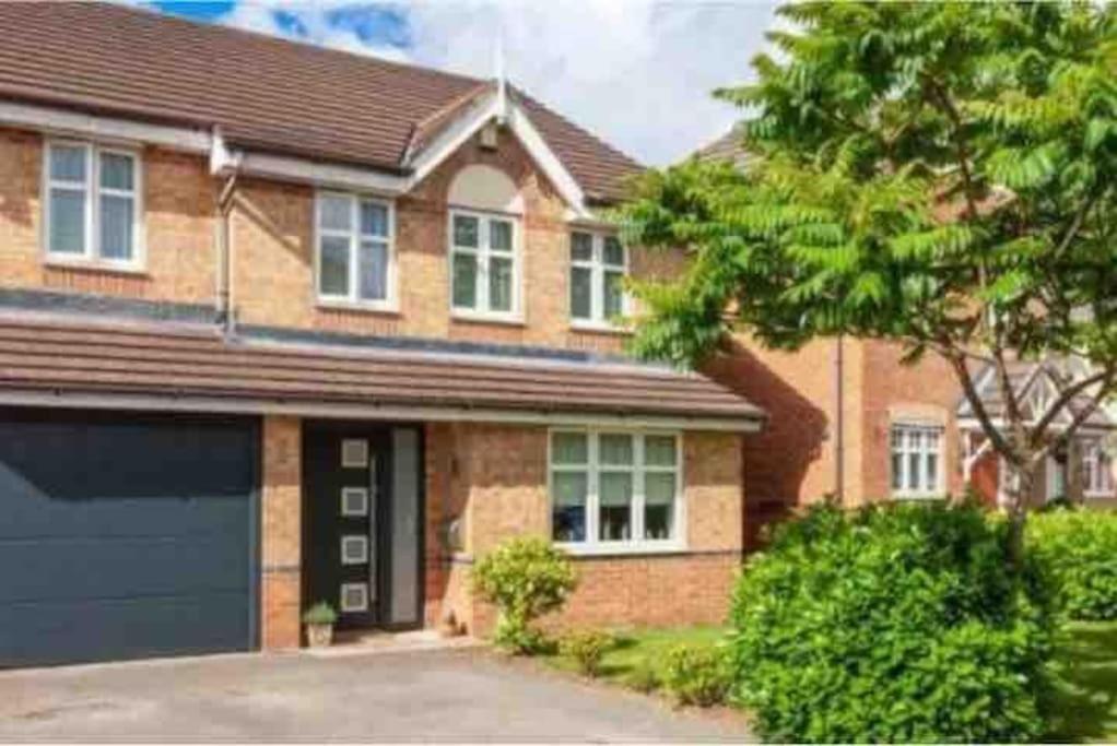 Spacious 3-bed - Nature Reserve Retreat Holiday home Ince-in-Makerfield
